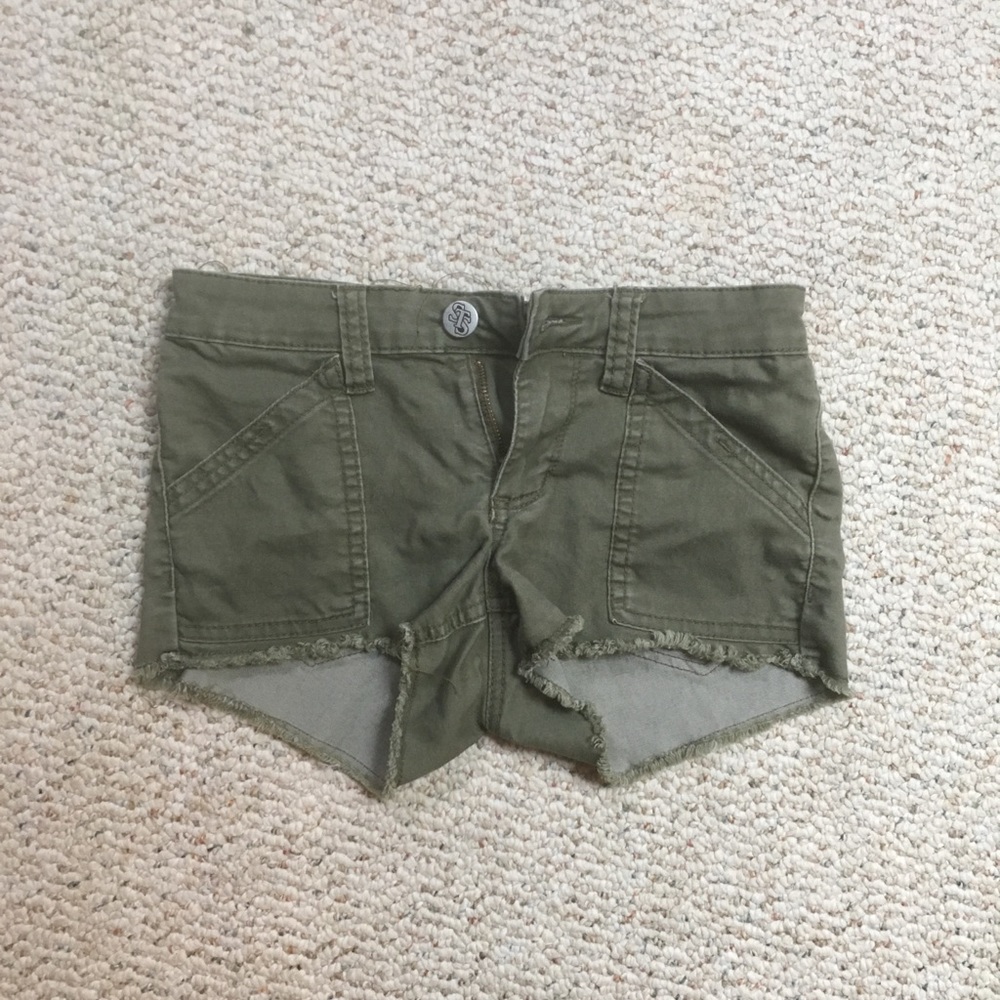 Stretchy green shorts!!